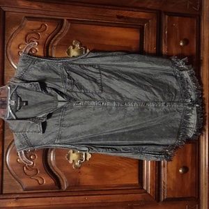 "Rock & Republic" brand. Button up sleeveless shirt. Size L.